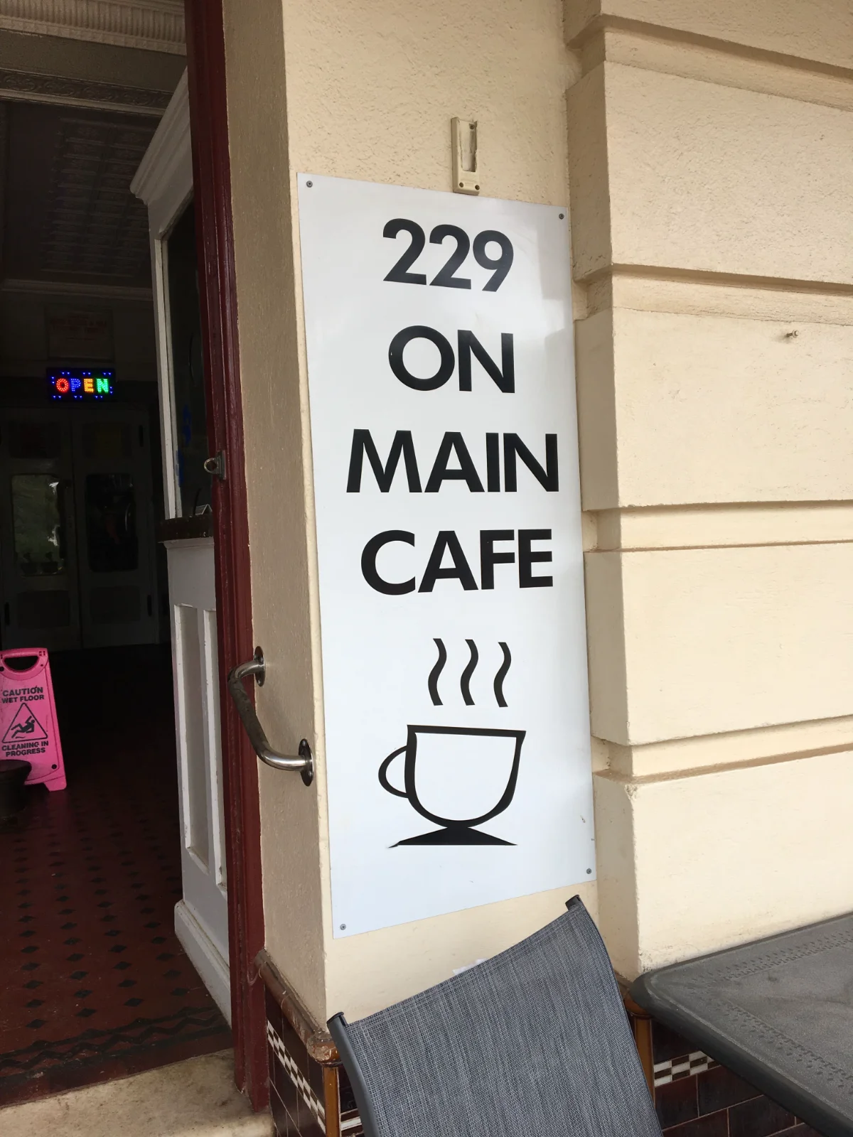 229 On Main Cafe: a friendly pit stop