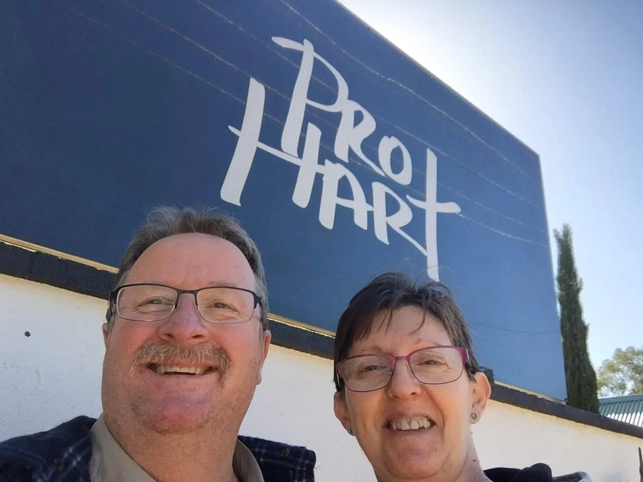 Selfie at the famous Pro Hart Gallery entrance