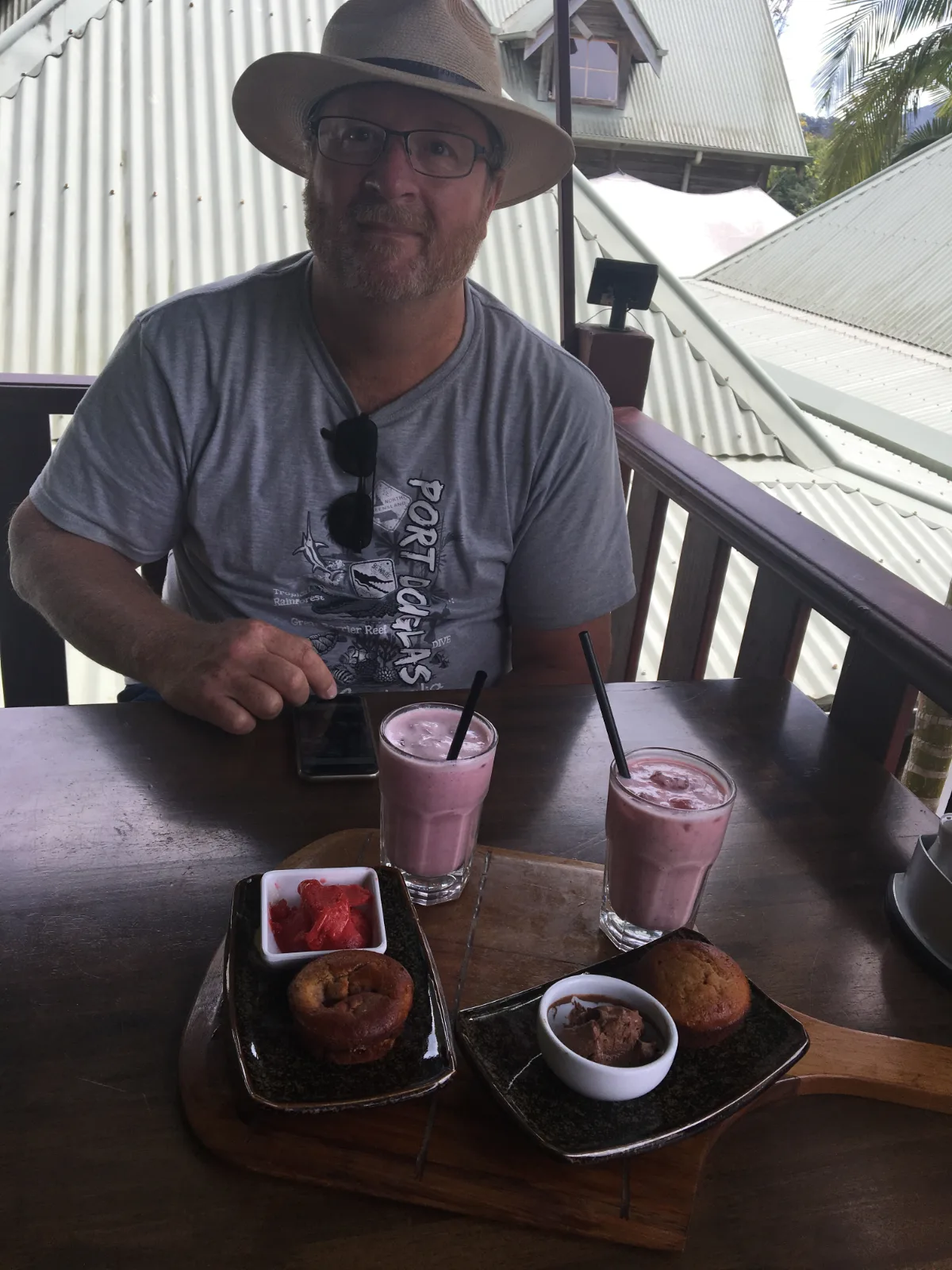 A perfect spot to refresh. Muffin and smoothie, please!
