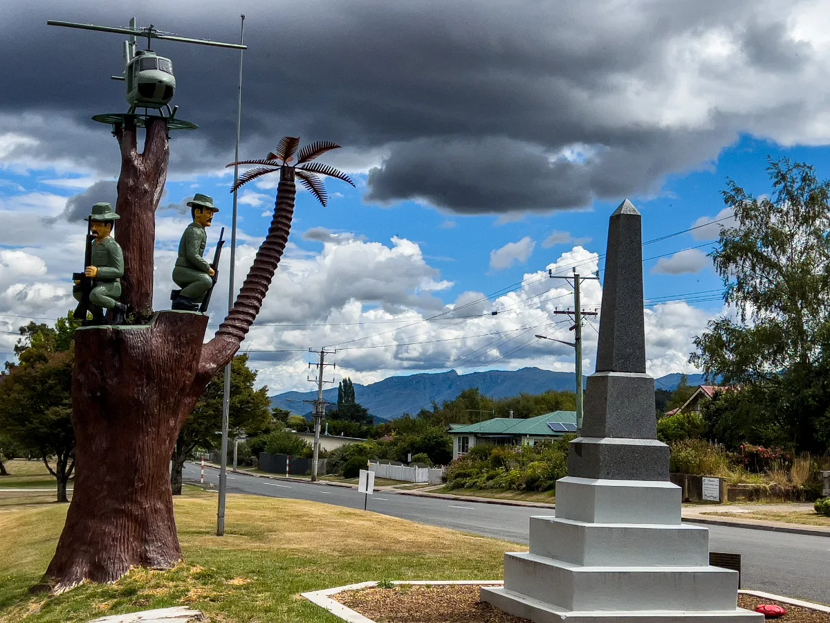 The striking Vietnam Veterans Memorial featuring carved soldiers and a helicopter atop a tree trunk.