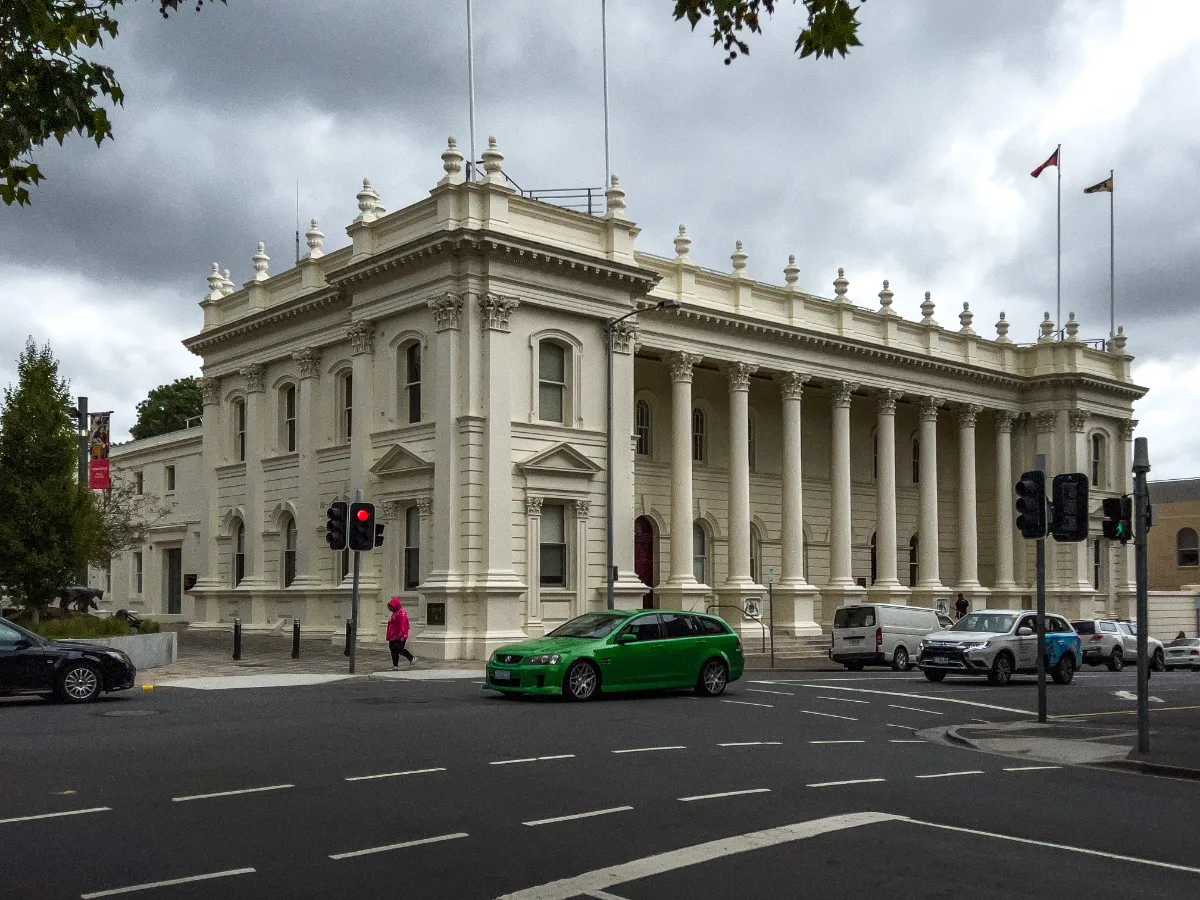 This grand white building with its rows of columns really shows off the city's character.