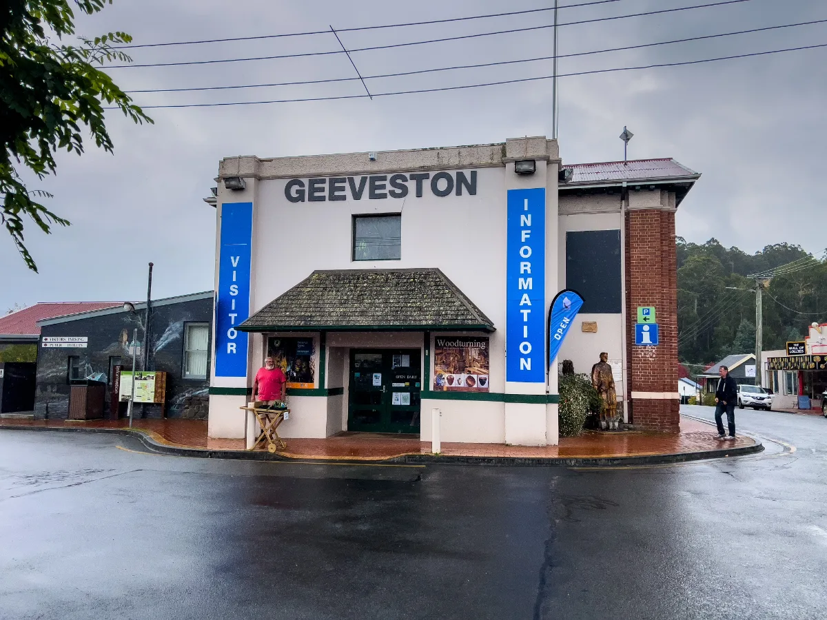 The Geeveston Visitor Information centre, the perfect starting point for our walk through town.