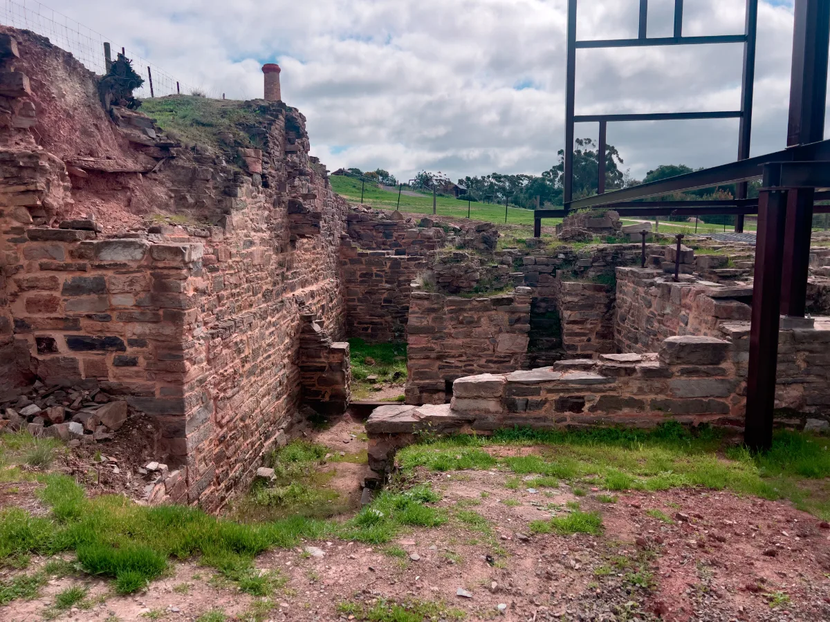 Crumbling stone walls stand as ghosts of Kapunda's copper mining past, testaments to the industry that shaped the town.