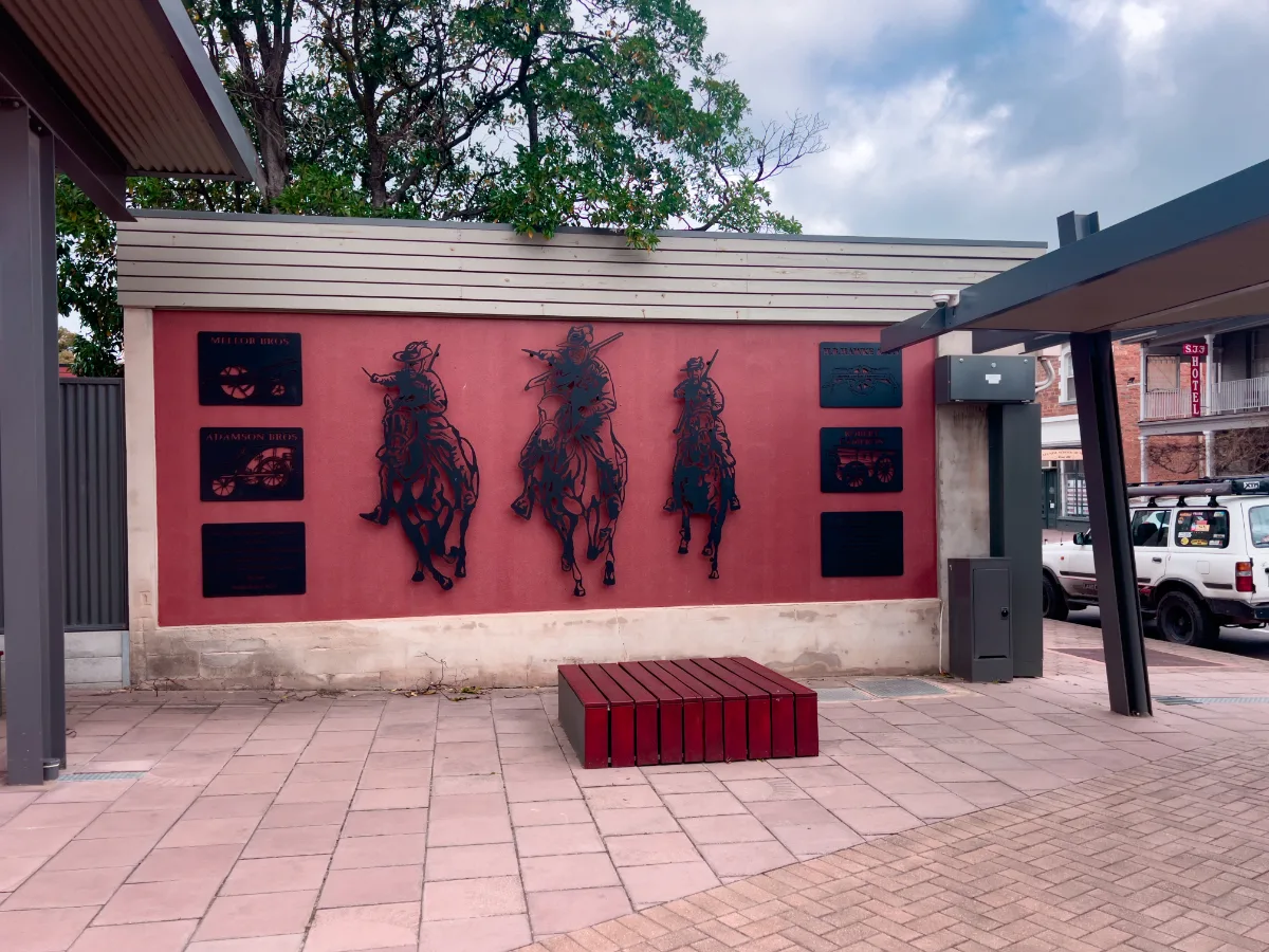 Steel silhouettes of stockmen on horseback, a visual tribute to Kapunda's history and heritage.