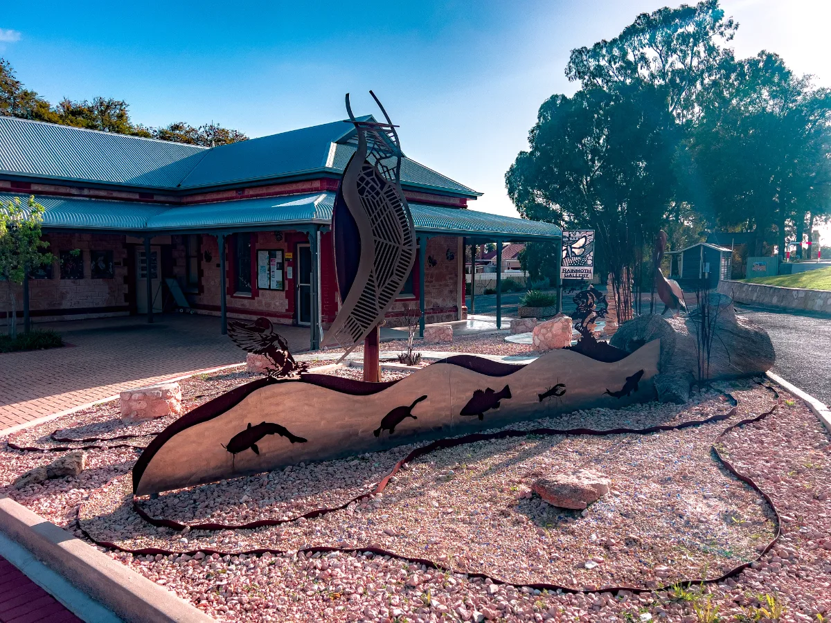 A stunning sculpture outside the Rainmoth Gallery showcasing the wildlife of the Murray River.