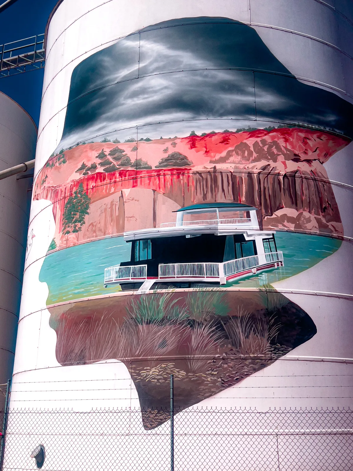 Another silo at Paringa depicts Riverland scenery and a grand houseboat.