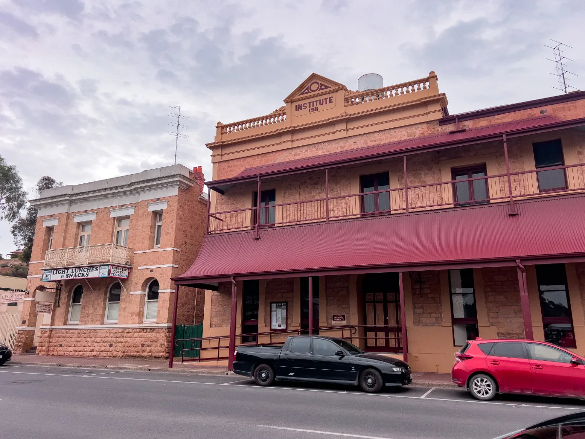 The Mannum Institute, a historic building, anchors the town's architectural heritage.