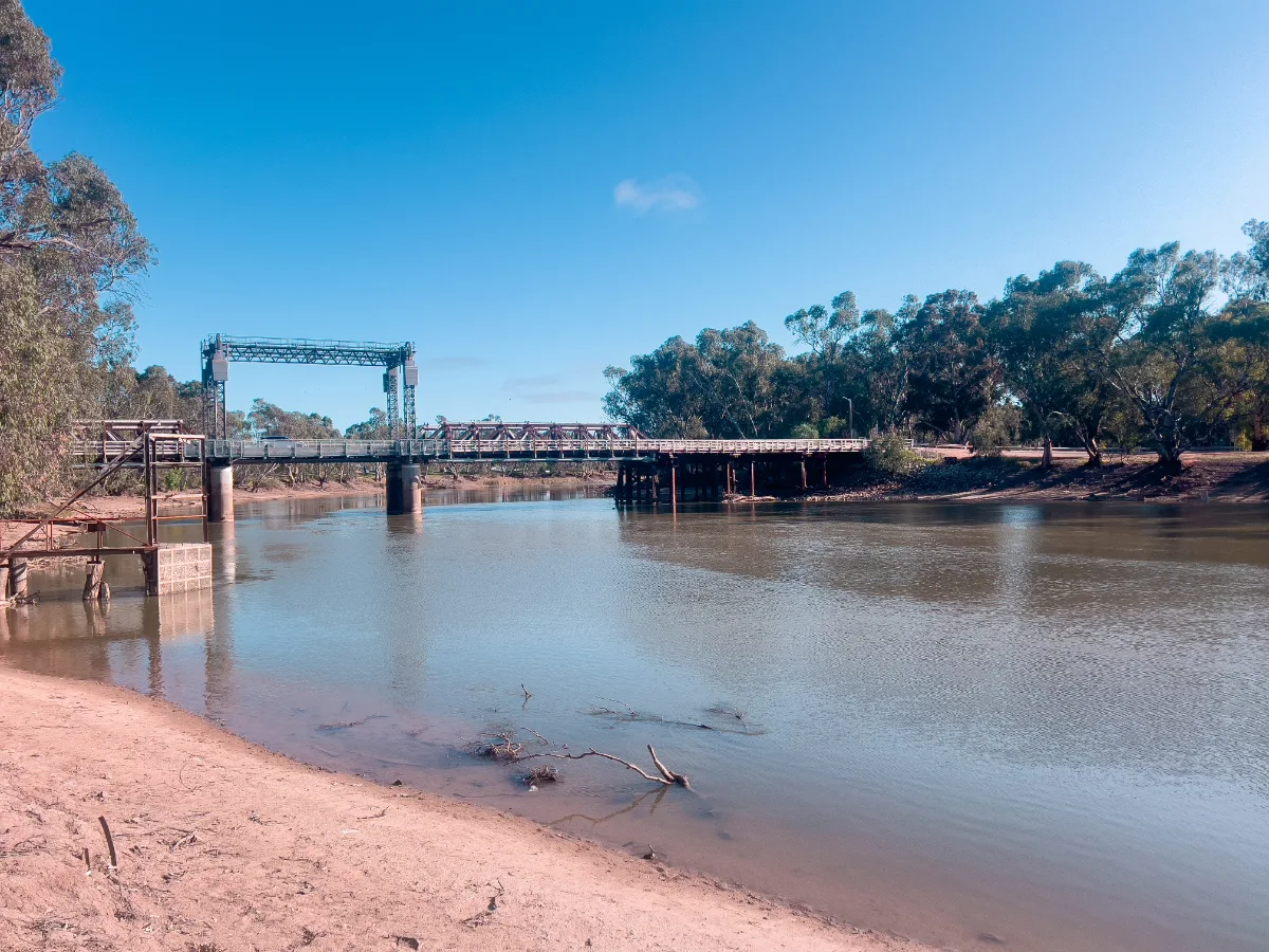 The impressive lift bridge across the Murray River in Swan Hill. A marvel of engineering.
