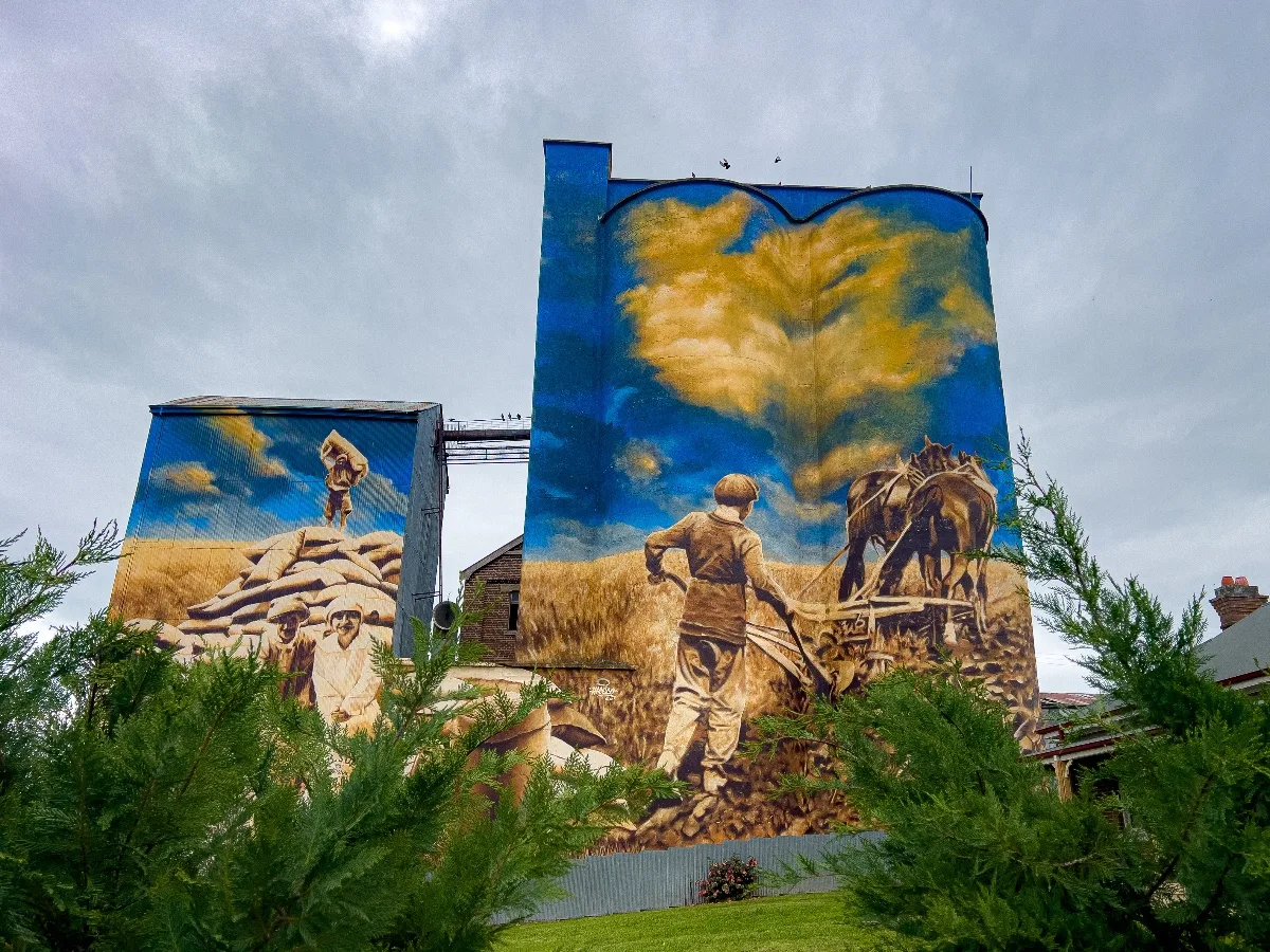 Heesco's magnificent silo art depicts rural life on a grand scale.