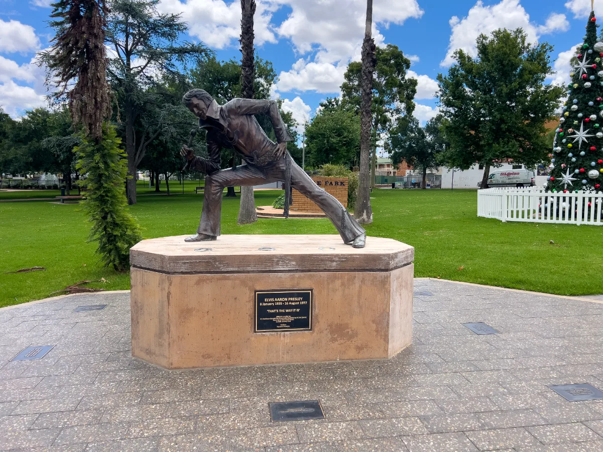 The Elvis statue in Parkes, eternally striking a pose.
