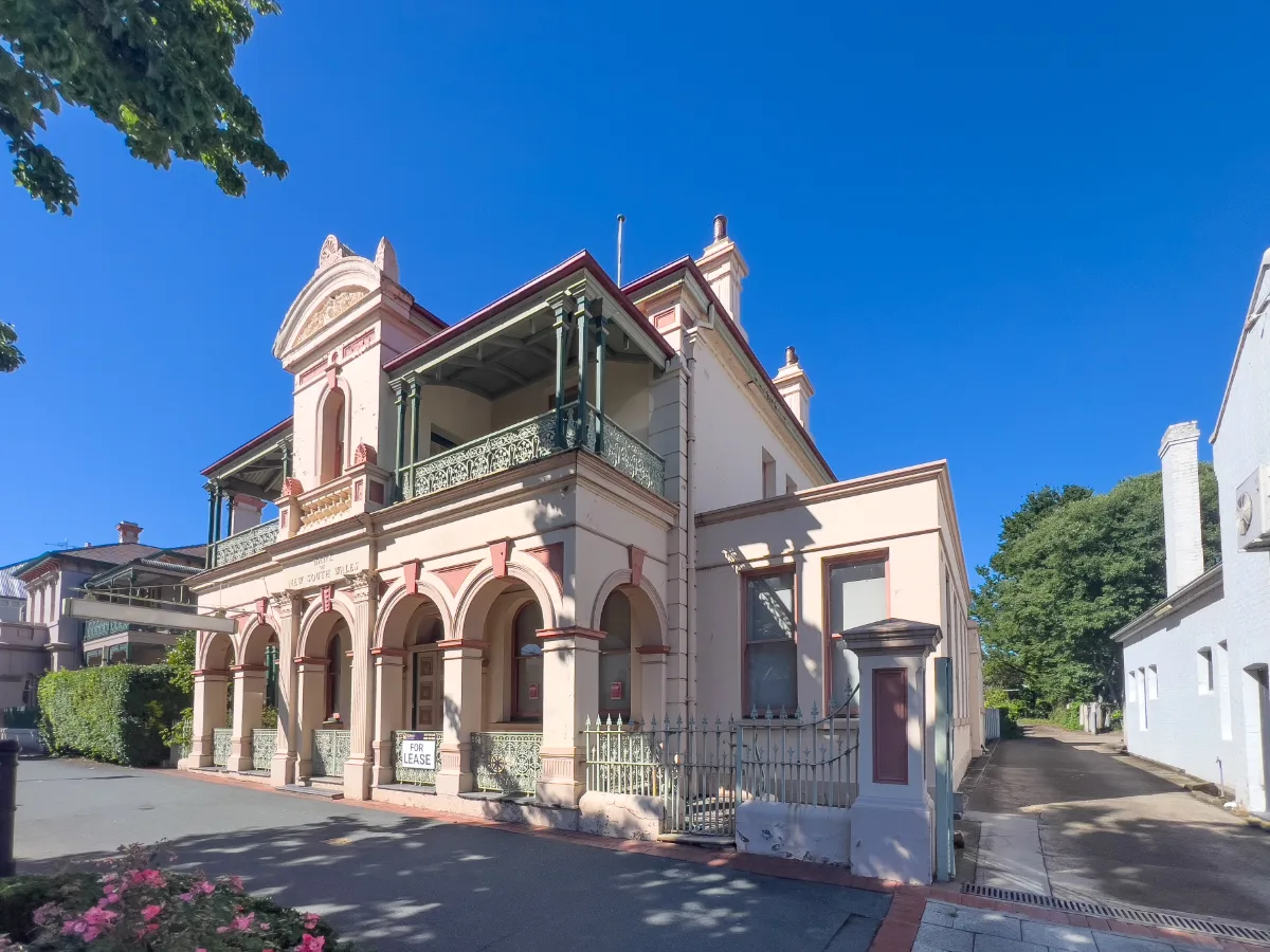 The meticulously maintained former courthouse overlooking Yass.