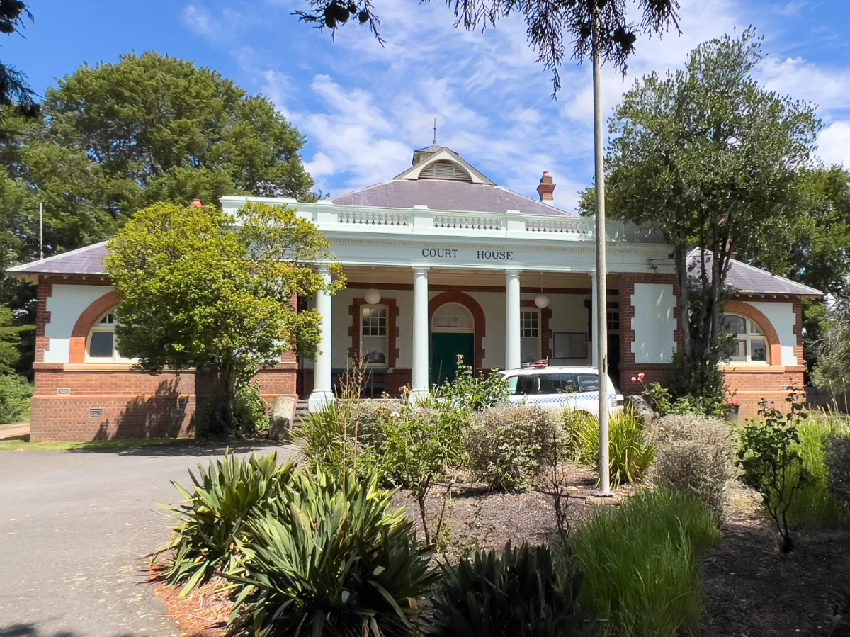 The stately Braidwood Courthouse.