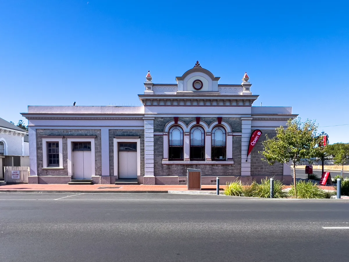 Kingston SE's former bank building, a testament to the town's history.