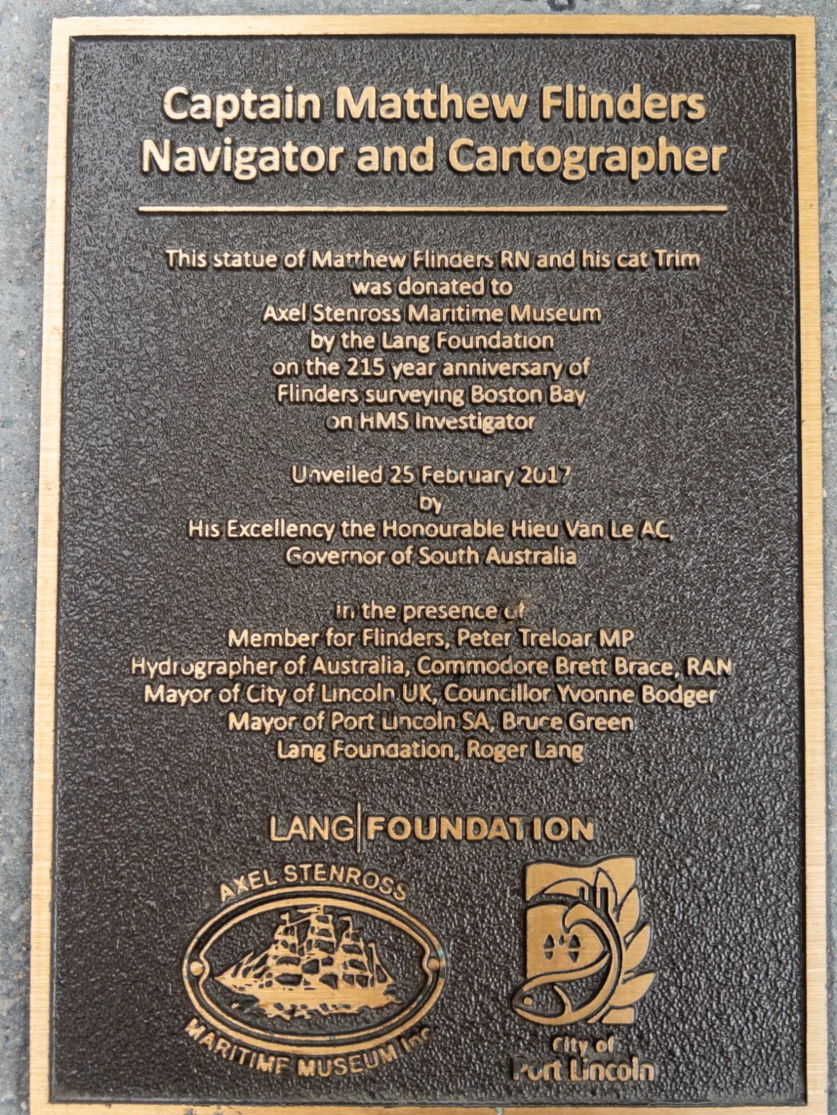 The dedication plaque for the Captain Matthew Flinders statue, noting its donation and the dignitaries present at its unveiling in 2017.